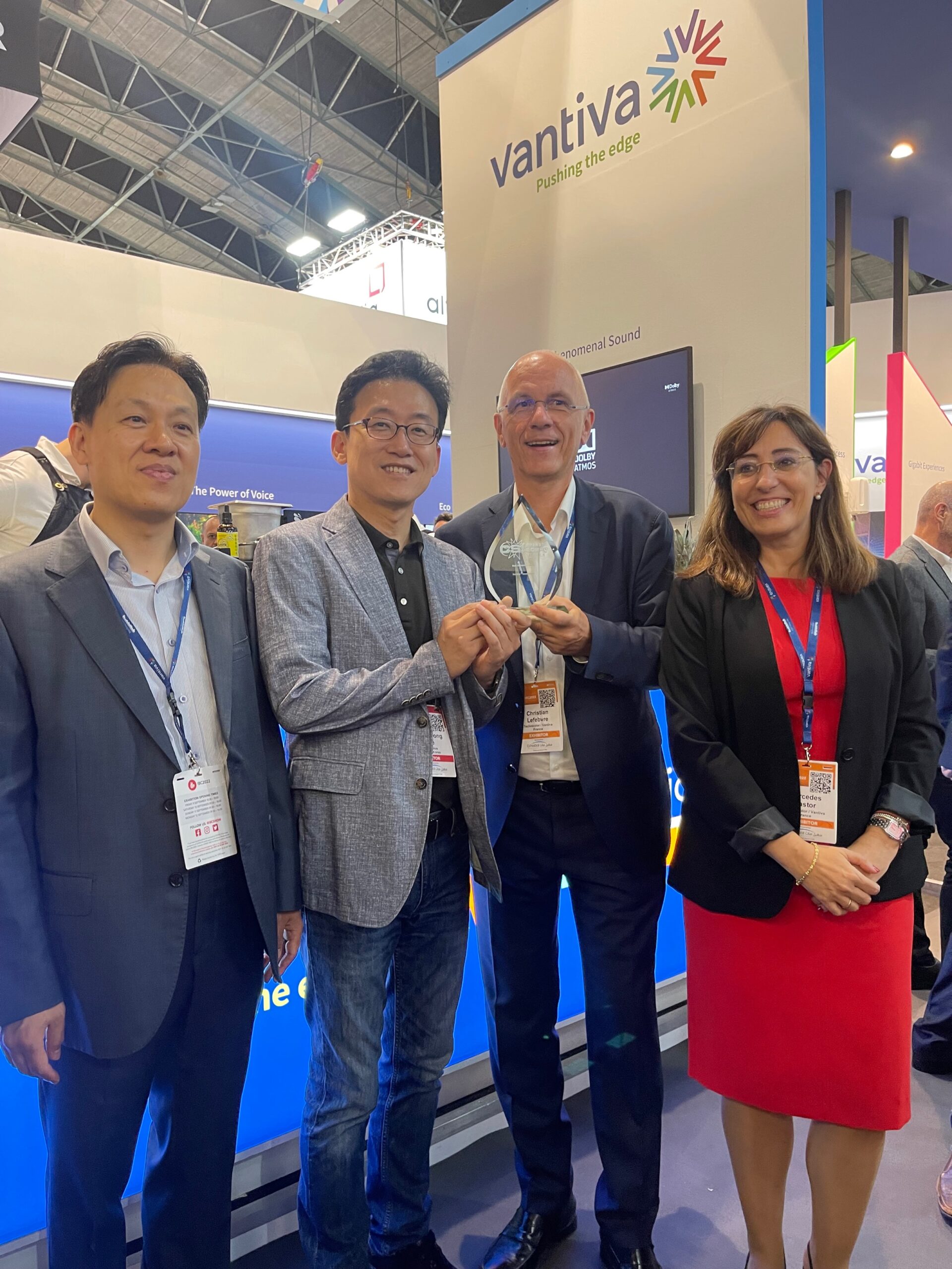 Vantiva team celebrating at IBC 2022 the CSI Award for Best Immersive Video 