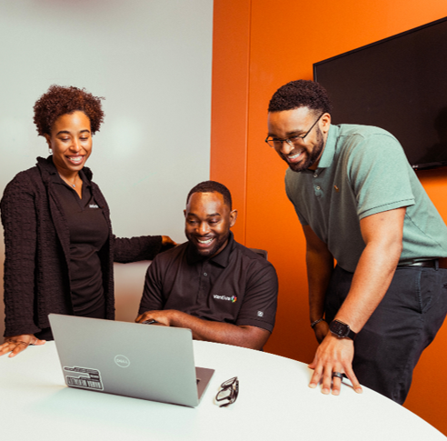 people_smiling_screen